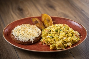 AREPA DE CHOCLO Y HUEVOS REVUELTOS