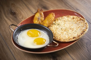 AREPA CON QUESO Y HUEVOS EN SARTÉN Y AREPA CON QUESO DERRETIDO
