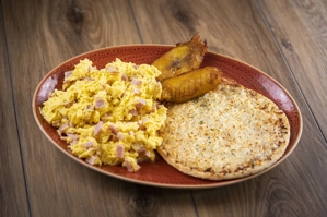 AREPA CON QUESO Y HUEVOS REVUELTOS CON JAMÓN