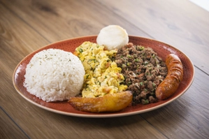CARNE MOLIDA CON ARROZ, CHORIZO Y HUEVOS