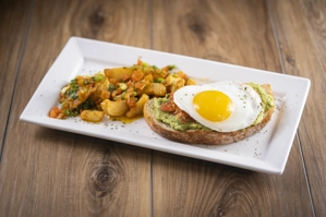 TOSTADA DE AGUACATE CON PAPAS DE LA CASA