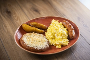 AREPA DE CHOCLO, HUEVOS Y CHORIZO