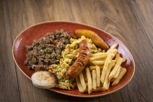 CARNE MOLIDA CON PAPAS FRITAS, CHORIZO Y HUEVOS