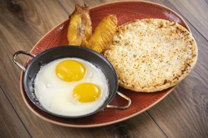 AREPA CON QUESO Y HUEVOS EN CACEROLA