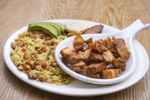CALENTADO CON CHICHARRON 