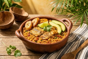 Arroz de Lisa Costeño con filete de lisa, rodajas de aguacate y patacones en Barranquilla.