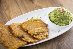 GUACAMOLE CON TOSTONES
