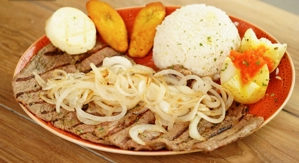 BISTEC ENCEBOLLADO