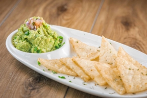 AREPA FRITA CON GUACAMOLE