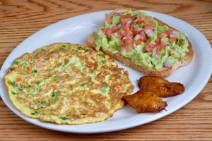 OMELETTE CON TOSTADA DE AGUACATE 