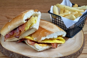 SANDUCHE TOCINO-QUESO Y HUEVOS 