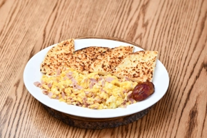 AREPA CON QUESO Y HUEVOS CON JAMON