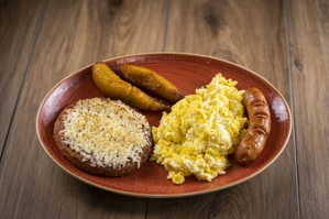 AREPA DE CHOCOLO CON HUEVOS Y CHORIZO 