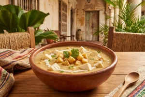 Mote de Queso Costeño colombiano con cubos de queso y cilantro en Barranquilla.