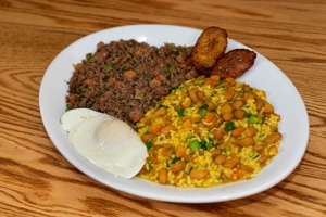 CALENTADO CON CARNE MOLIDA Y HUEVO FRITO 