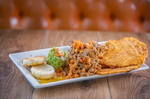 CARNE DESMECHADA Y TOSTY AREPA