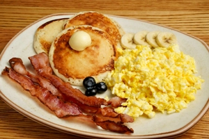 PANCAKES CON HUEVOS REVUELTOS