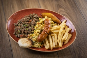 CARNE MOLIDA CON PAPITAS CHORIZO Y HUEVOS 