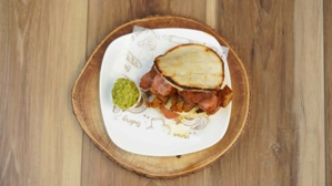 AREPA RELLENA DE CHORIZO Y CHICHARRÓN 